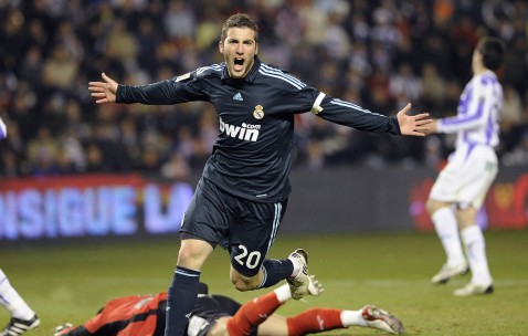世界杯比赛速递-意大利队杀出重围搅动冠军热门格局，黑马之姿牵动球迷视线